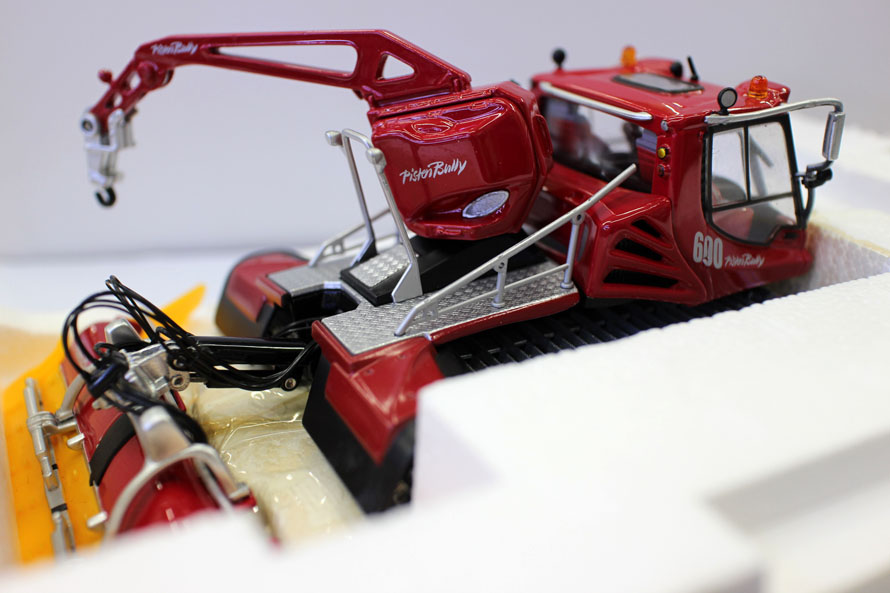 1:43 Pistenbully 600 Snow Cat with Crane Scale model by ROS, Pistenbully 600 Winde By Ros 1/43 Scale Diecast Model Collection New in Box.