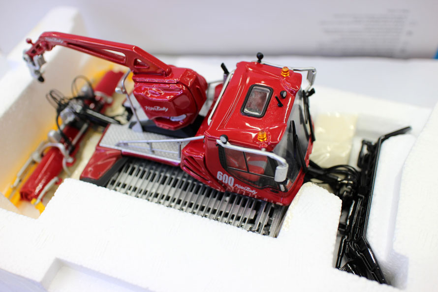 1:43 Pistenbully 600 Snow Cat with Crane Scale model by ROS, Pistenbully 600 Winde By Ros 1/43 Scale Diecast Model Collection New in Box.