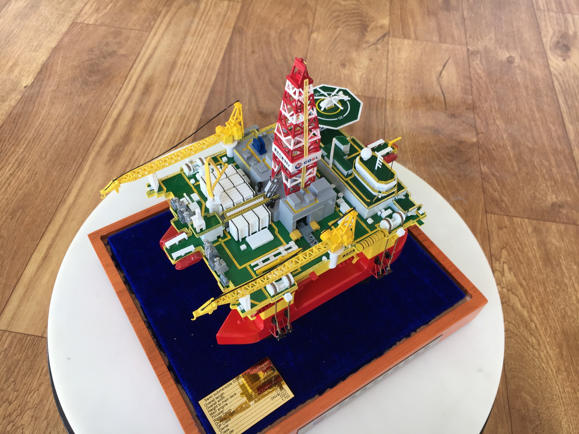 1/700 oil platform scale model, offshore platform Die-cast scale model, offshore drilling rig Diecast scale model, Hai Yang Shi You 982 Semi-Submersible Oil Platform Scale Model.