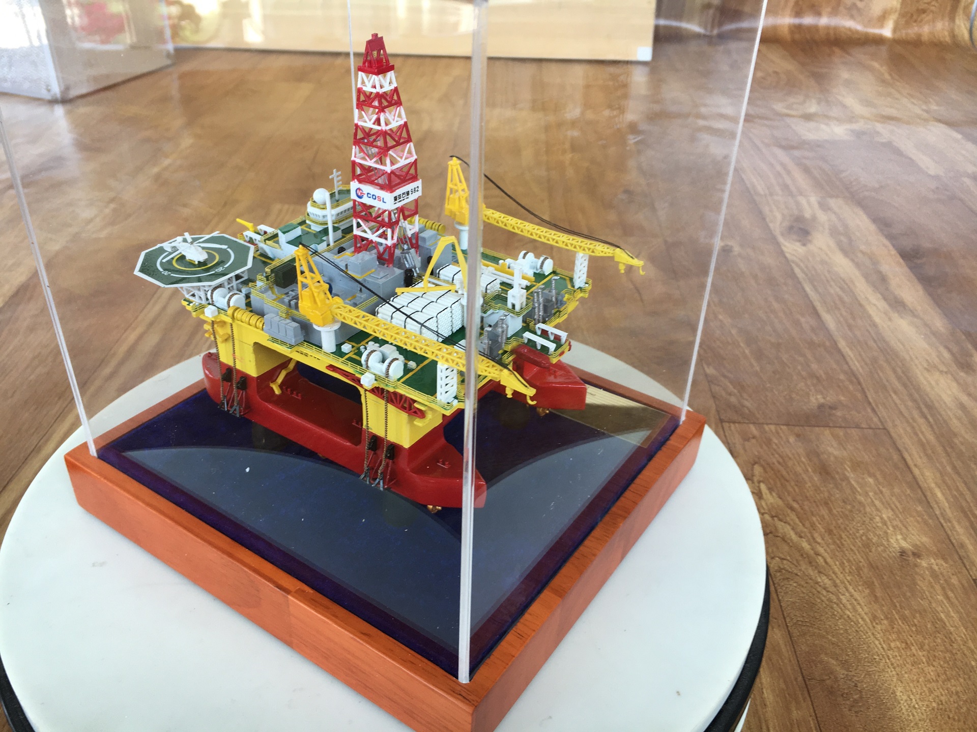 1/700 oil platform scale model, offshore platform Die-cast scale model, offshore drilling rig Diecast scale model, Hai Yang Shi You 982 Semi-Submersible Oil Platform Scale Model.