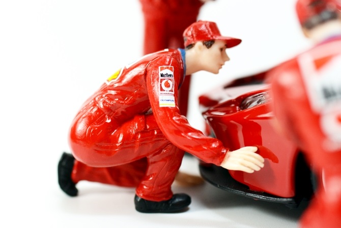 1/18 scale model Car mechanic, Wearing Red overalls Marlboro Car Repairman Action Figure Model, Car Repair Worker Diorama, Suitable for 1:18 scale model car scene.
