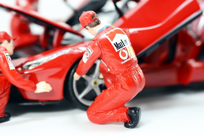 1/18 scale model Car mechanic, Wearing Red overalls Marlboro Car Repairman Action Figure Model, Car Repair Worker Diorama, Suitable for 1:18 scale model car scene.