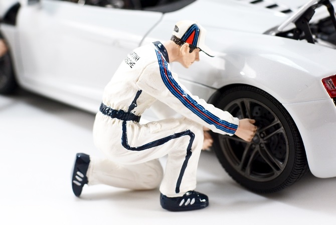 1/18 scale model Car mechanic, Wearing White overalls martini porsche Car Repairman Action Figure Model, Car Repair Worker Diorama, Suitable for 1:18 scale model car scene.