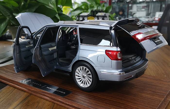 1:18 Scale Model Car, Lincoln Navigator 2018 2019 Diecast Scale Model.
