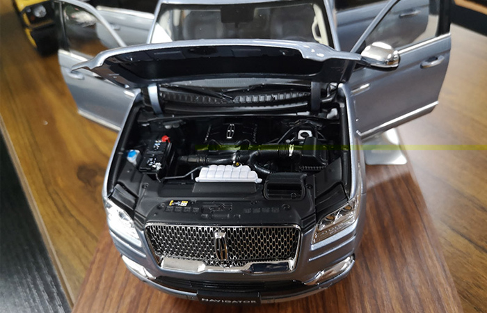 1:18 Scale Model Car, Lincoln Navigator 2018 2019 Diecast Scale Model.