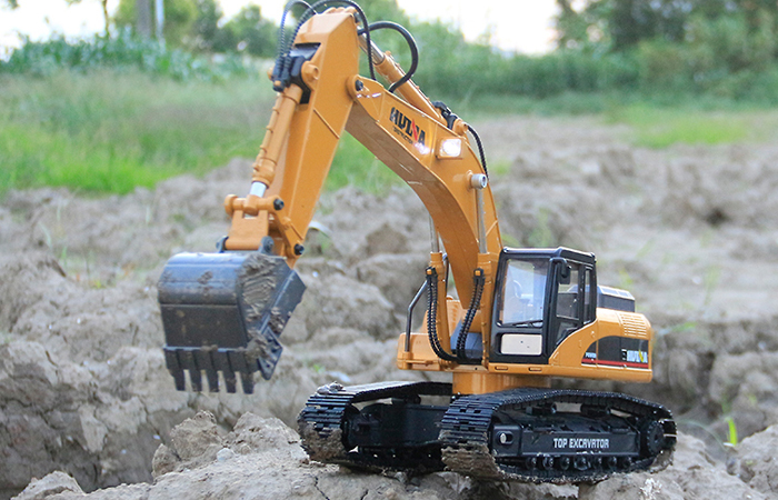 Alloy Electric RC Excavator Scale Model, 2.4GHz Radio Remote Control 23 Channels.