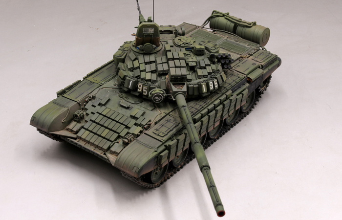 1/35 Scale Plastic Model Kit, TRUMPETER 09555 Russian T-72B1 MBT (W/Kontakt-1 Reactive Armor).