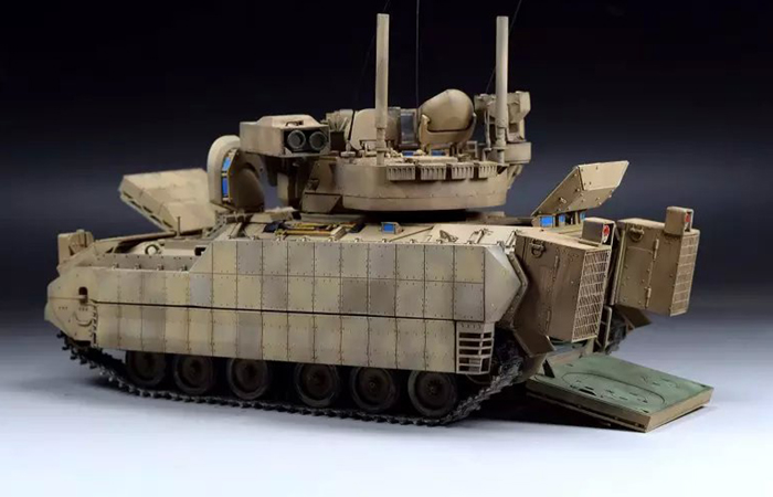 Meng-Model SS-004 1/35 Scale Plastic Model Kit US Infantry Fighting Vehicle M2A3 Bradley BUSK III Scale Model, Static Armor Model.