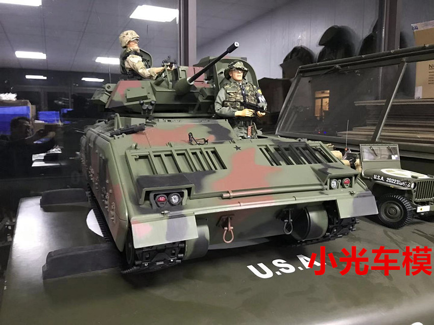 1/6 Huge Scale M2 Bradley Fighting Vehicle (BFV) Scale Mode, U.S. Army Bradley Armored Infantry Fighting Vehicle 1:6 Scale Mode.