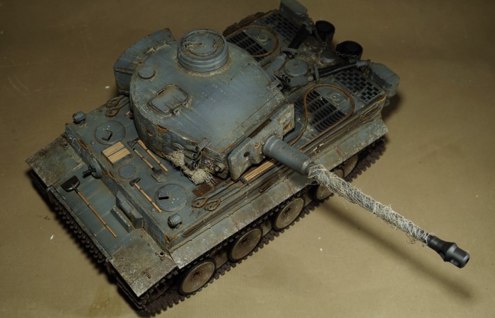 RC Battle Tank - Tiger I (German Gray) Covered with Zimmerit, Painting & Weathering 1/16th scale Tiger 1 Ausf E Tank Zimmerit anti-magnetic armor, Panzer Tiger 1 Tank (Late w/ Zimmerit) scale model.
