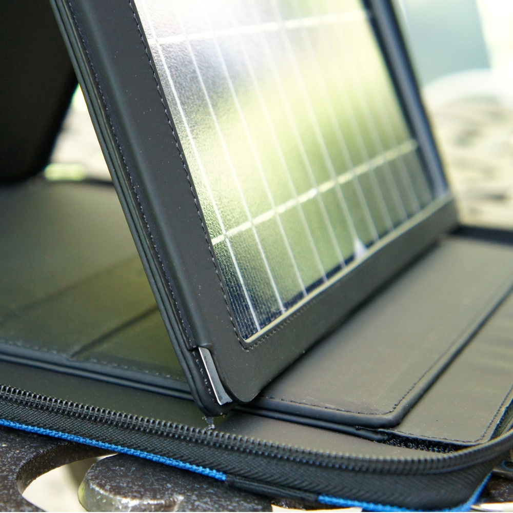 15W Monocrystalline Solar Panel with Portable Carrying Case / Stand